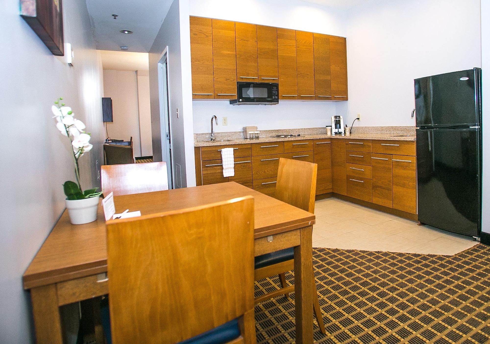 Pointe Plaza Hotel 3*