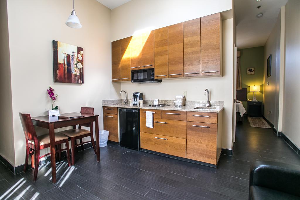 Hotel Pointe Plaza 3*